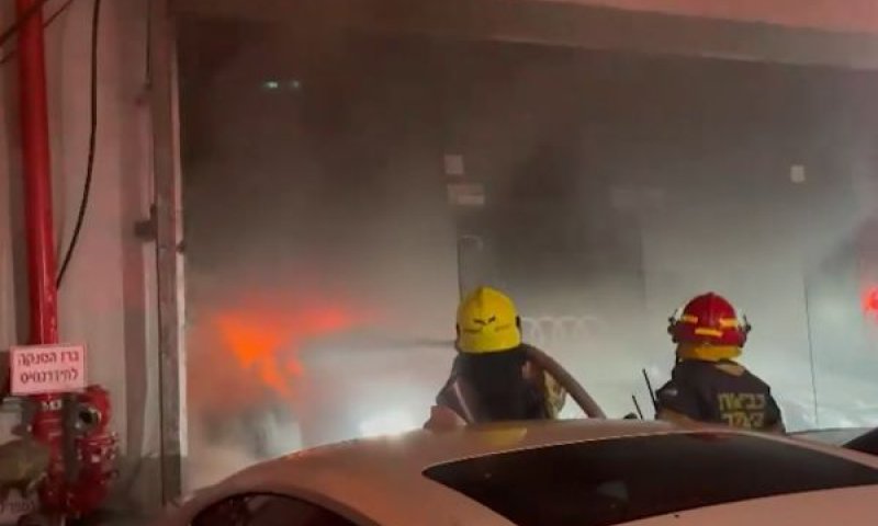 כבאים באולם תצוגה של רכבי יוקרה [צילום: כבאות והצלה]