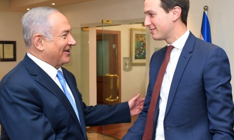 נתניהו וחתנו של נשיא ארה"ב, ג'ארד קושניר [צילום: שגרירות ארה"ב בישראל]