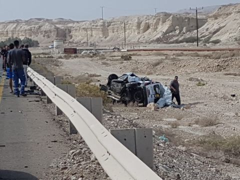 רכב פרטי מרוסק בצידי הכביש [צילום: משטרת ישראל]