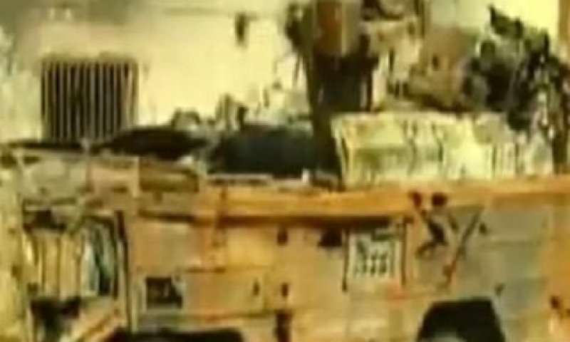 משוריין שנפגע לכאורה בהפצצה [צילום: הטלוויזיה הסורית]