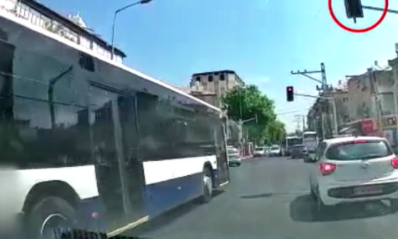 האוטובוס חוצה את הצומת ברמזור אדום [צילום: משטרת ישראל]
