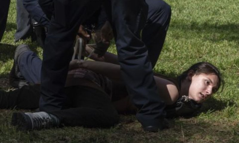 נעצרהנ סטודנטית שהתפרעה באוניברסיטת טקסס [צילום: אוסטין אמריקן/קומפטון/AP]