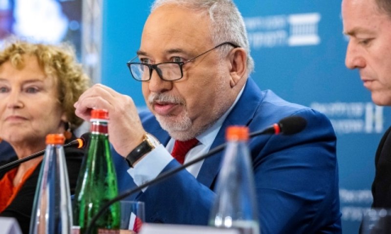 ליברמן, הבוקר. הקפיד לשדר אופטימיות [צילום: אוליביה פיטוסי, פלאש 90]