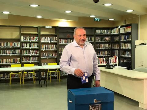 יו"ר ישראל ביתנו אביגדור ליברמן מצביע בקלפי בנוקדים