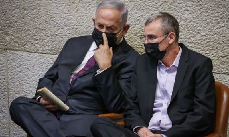 נתניהו ויריב לוין. "רשימת אמצעים פסולים מפחידה [צילום: נועם מושקוביץ, דוברות הכנסת]