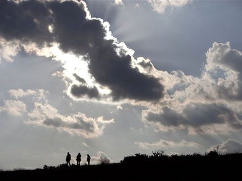 משרד הביטחון התקין מסכי ענק על הגבעות מסביב [צילום: AP]