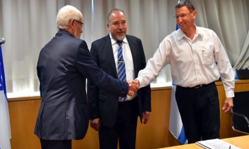 שר הביטחון, אביגדור ליברמן, מנכ"ל משרד הביטחון, אלוף (מיל') אודי אדם ויו"ר ארגון נכי צה"ל, חיים בר [צילום: אריאל חרמוני, משרד הביטחון]