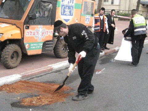 מתנדבי זק"א מטפלים בזירת התאונה