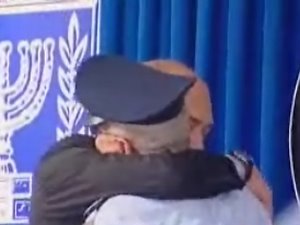 אולמרט וחלוץ מתחבקים