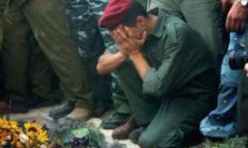 איש כוח 17 על קבר ערפאת [צילום: AP]