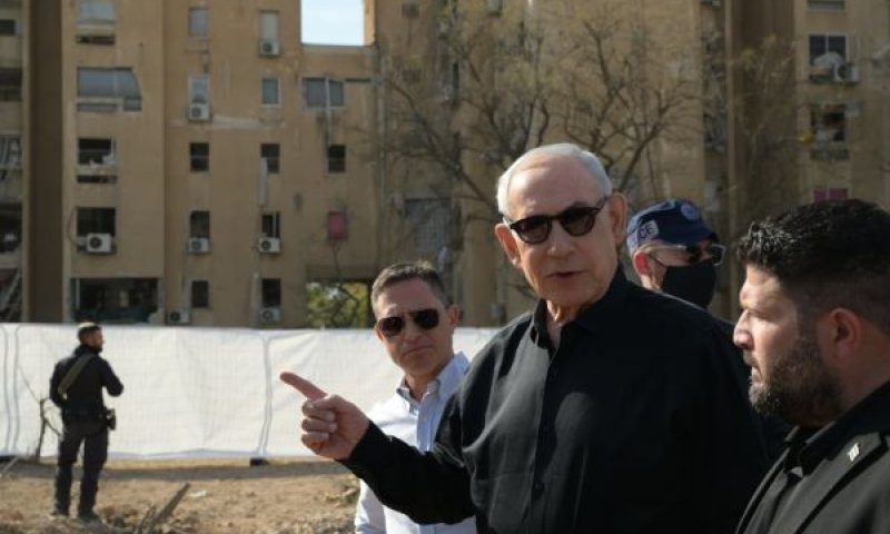 ראש הממשלה בזירת נפילה בבאר שבע [צילום: אבי אוחיון/לע"מ]