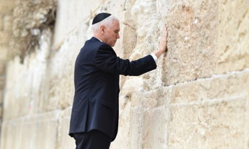 פנס בכותל [צילום: הקרן למורשת הכותל המערבי]