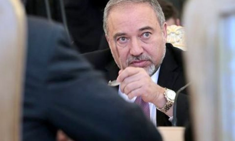 ליברמן. לא רק מהאוויר [צילום: AP]