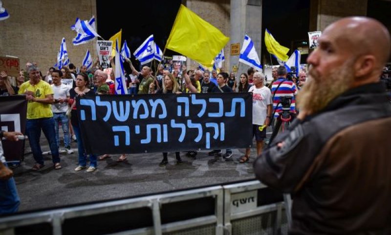 הפגנה נגד נתניהו אמש בנתב"ג [צילום: אבשלום ששוני/פלאש 90]