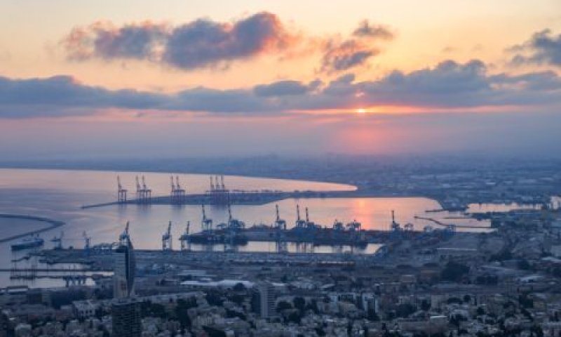 נמל חיפה. גידול בפעילות כלי השיט [צילום: חיים גולדברג/פלאש 90]