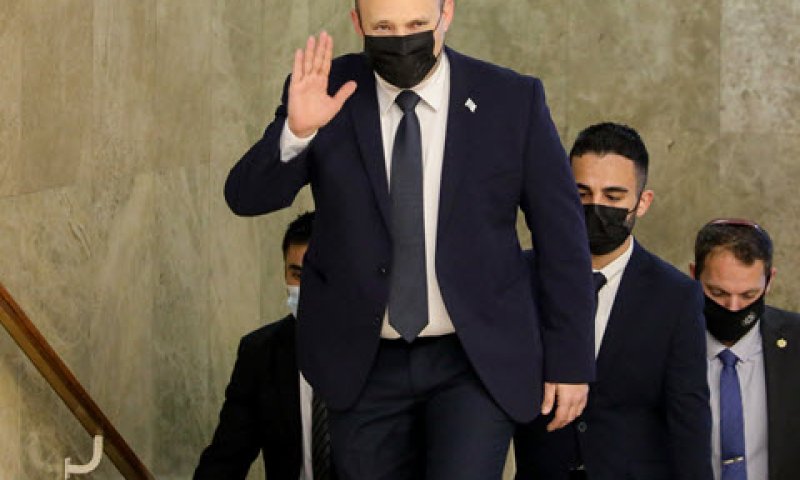 בנט בכניסה למליאת הממשלה. "כלי משמעותי בניהול המגפה" [צילום: מרק ישראל סלם]