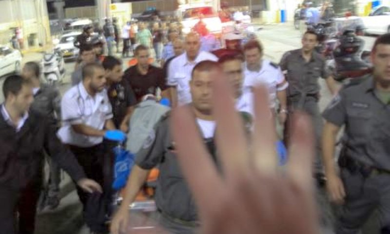 פינוי הפצוע [צילום: פלאש 90]