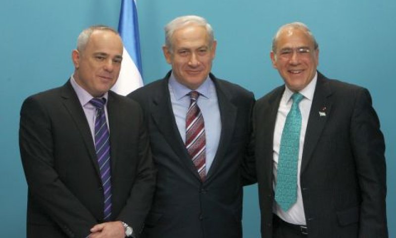 גורייה, נתניהו ושטייניץ. "ביצועי הכלכלה טובים" [צילום: פלאש 90]