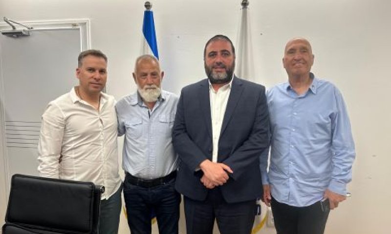 מימין: אלי בן שם, יו"ר מיד לבנים, שר הפנים, סגן יו"ר יד לבנים אלי טהר ומנכ"ל יד לבנים גל אברהם [צילום: יח"צ]
