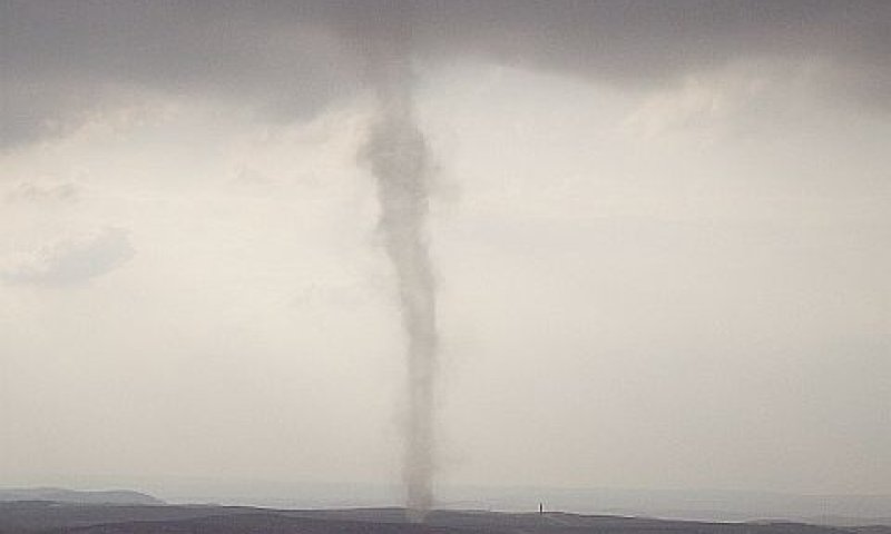 טורנדו בדרום הר חברון [איתן שפירא, בית יתיר]