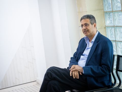 ישועה. בדיקת תכתובות [צילום: יונתן זינדל, פלאש 90]