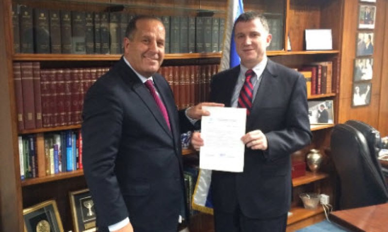 יו"ר הכנסת יולי יואל אדלשטיין מעניק בלשכתו למר מגלי והבה את המינוי [צילום: דוברות הכנסת]