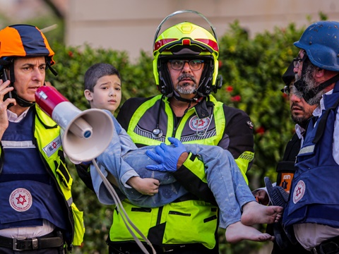 פינוי נפגעים מזירת פגיעת הרקטה באשקלון [צילום: אדי ישראל, פלאש 90]