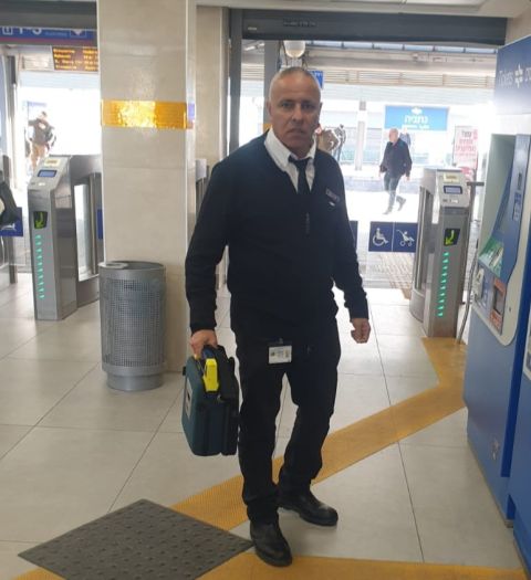 חיים מוראד מנהל תחנת נתניה עם הדפיבלירטור (מפעם) [צילום: רכבת ישראל]