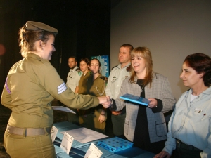 [סמלת אולגה קרוצ'ק. הגישה עבודה אישית בנושא חיפוש הזהות וזכתה לתעודת הצטיינות]