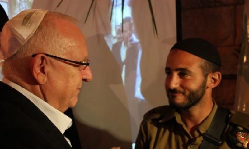 ריבלין עם חייל בנח"ל החרדי. להתפזר ומיד [צילום: אהרון שטיינמץ]