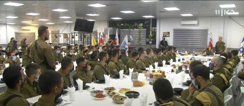משמאל: צלמת במדים של יחידת דובר צה"ל