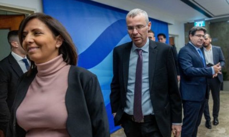 יריב לוין בכניסה לישיבת הממשלה [צילום: יונתן זינדל/פלאש 90]