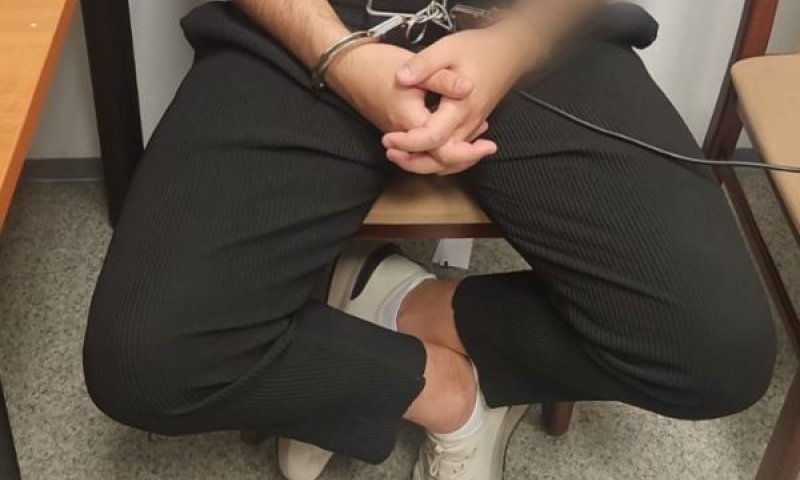 ראש הכנופייה באזיקים [צילום: דוברות המשטרה]