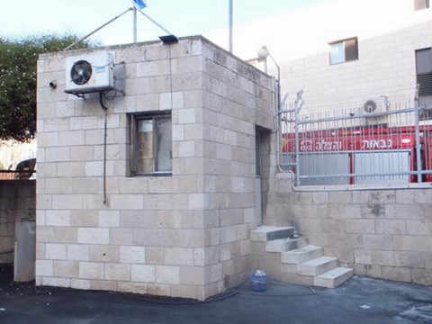 עמדת השמירה שהותקפה [צילום: דוברות כבאות והצלה ירושלים]