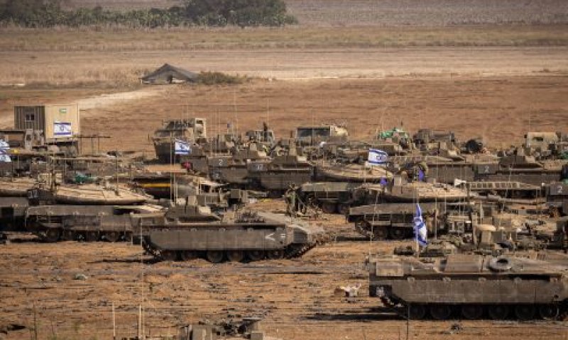 טנקים בגבול הרצועה [צילום: יונתן זינדל, פלאש 90]