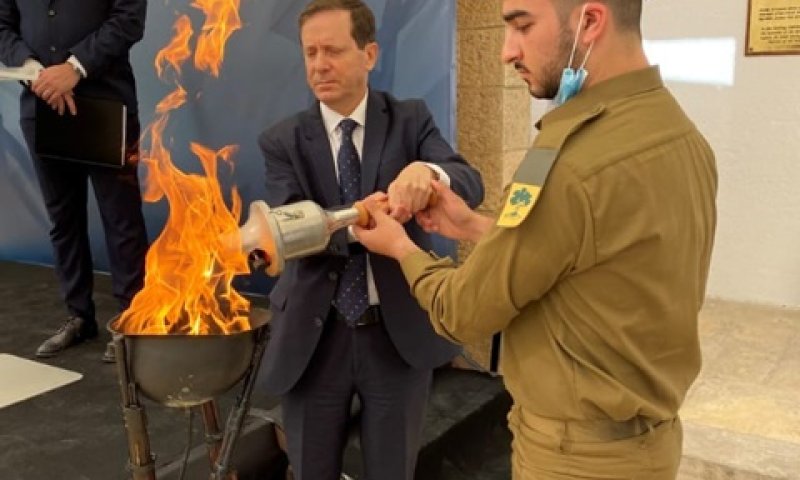 יו"ר הסוכנות הרצוג והחייל אורי חמו [צילום: דוברות הסוכנות]
