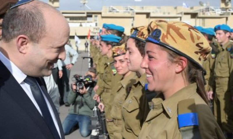 בנט בטקס סיום קורס קצינים בבה"ד 1 [צילום: עמוס בן גרשום/לע״מ]