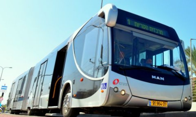 מטרונית. אוטוטו עולים אליה [צילום: יפה נוף]