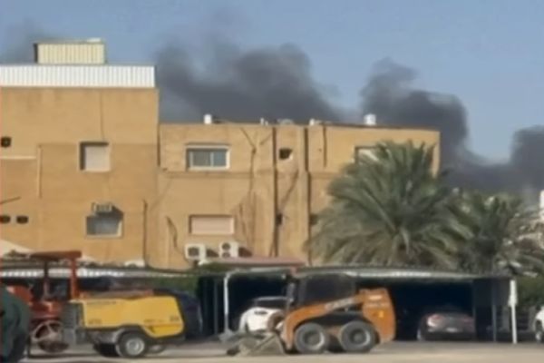 אש ועשן מתוך שגרירות ארה"ב בכווית [צילום: רשתות חברתיות]