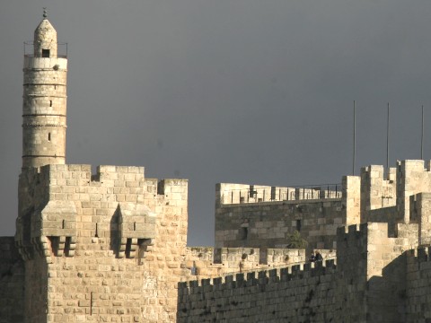 להפריד את הבירה משאר אתרי התיירות ולהשקיע בה