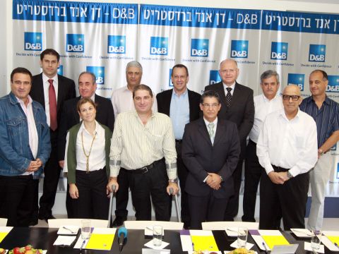 שורה אחורית מימין: תמיר דגן, שלמה שרף, איזי כהן, עודד שמיר, מיכאל בר חיים, אלפרד אקירוב, אייל רגב. שורה קדמית מימין: גידי רבינוביץ', ראובן קובנט, אבשלום מוסלר, דלית בראון, איליק רוז'נסקי [קובי קנטור]