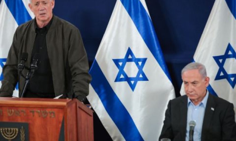 נתניהו וגנץ. בינתיים סביב שולחן אחד [צילום: נועם ריבקין פנטון/פלאש 90]