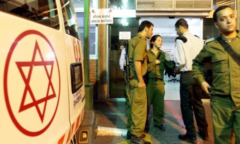 חליילים מתגודדים בכניסה לסורוקה [צילום: פלאש 90]