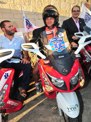 ד"ר אוז, אלי ביר ושמולי בוטח מאיחוד הצלה [צילום: רפי קוץ]