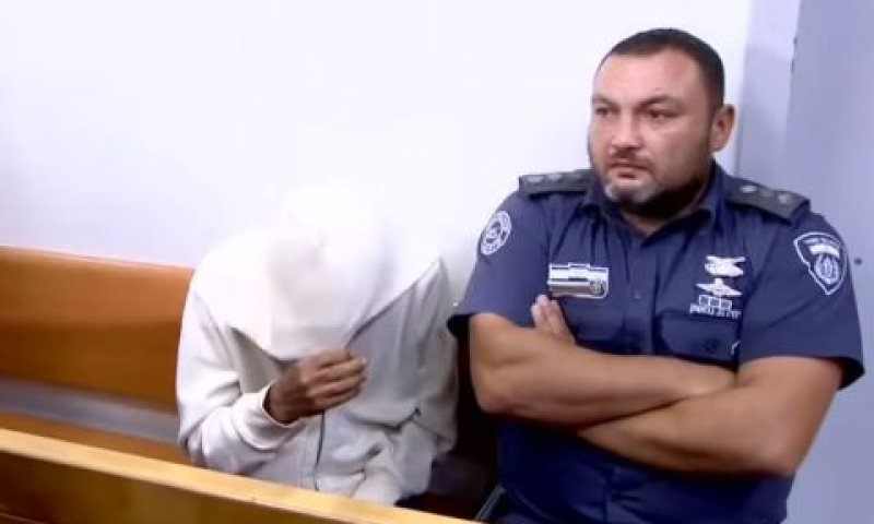 הבכיר באולם המעצרים