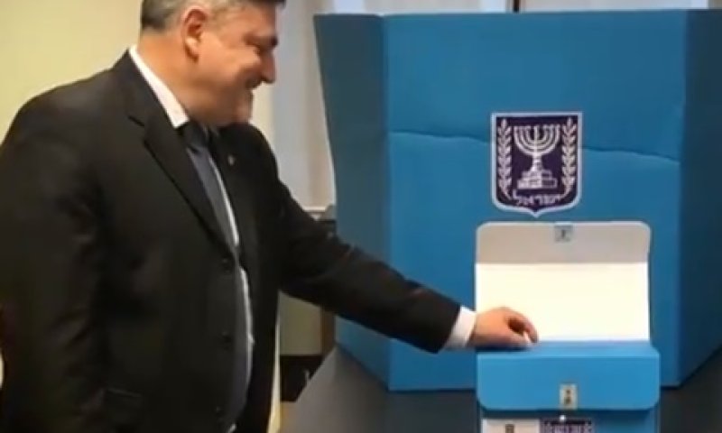 רן יעקבי מצביע בבחירות לכנסת ה-24 [צילום: משרד החוץ]