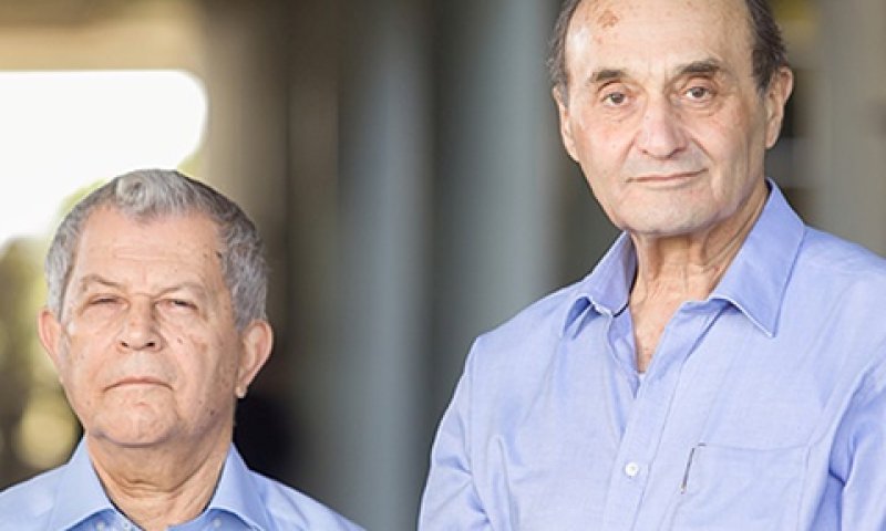 אברהם אסף (מימין) ושמואל בר אור. תכנן לשלוט בקבוצה יחד עם בנו [צילום: אוראל כהן]