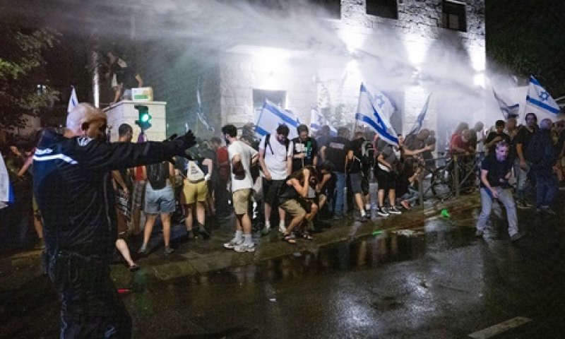 לפחות שלושה מפגינים פונו לבתי חולים [צילום: יונתן זינדל, פלאש 90]