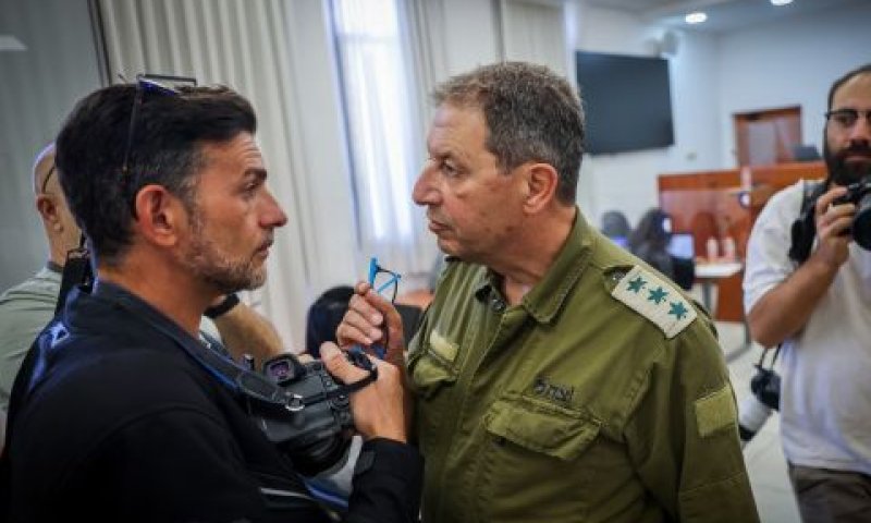 אילון היום בבית המשפט, בעימות עם צלם [צילום: חיים גולדברג, פלאש 90]
