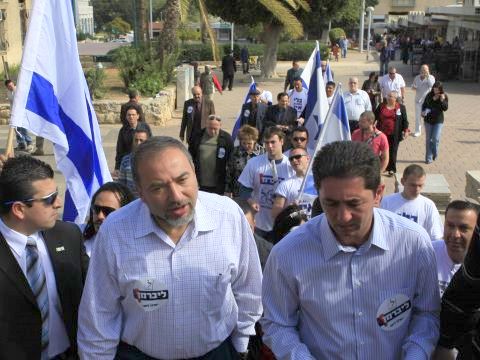 ליברמן ופעילים בקריית גת [צילום: פלאש 90]